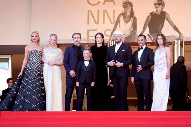Olga Hoffmann, Kelly B. Eviston, Edouard Philipponnat, Clark Shotwell, Ella Bleu Travolta, John Travolta, Jason Berger und Amy Laslett bei der Premiere des Kinofilms Karma auf dem Festival de Cannes 2026 79. Internationale Filmfestspiele von Cannes im Palais des Festivals. Cannes, 15.05.2026