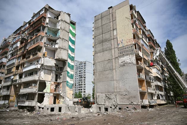 News Bilder des Tages A section of a nine-storey apartment block in the Darnytskyi district is destroyed by a Russian missile, Kyiv, Ukraine, May 15, 2026. The residential building was struck by a Russian missile, allegedly a Kh-101, at around 3:00 a.m. local time on 14 May. The missile detonated inside the building, causing an entire section to collapse, killing 24 people, including three children, and injuring 48 others. The search and rescue operation lasted more than 28 hours, during which the State Emergency Service rescued 30 residents. (Photo by Yevhen Kotenko Ukrinform) Foreign diplomats visit Kyiv apartment block hit by Russian missile  Copyright: xEVGEN_KOTENKOx