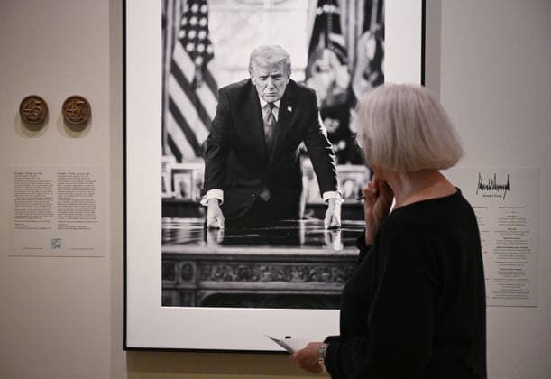 President Trump s portrait on display with references to his two impeachments restored in the exhibit text at the Smithsonian s National Portrait Gallery President Trump s portrait is on display with references to his two impeachments restored in the exhibit text at the Smithsonian s National Portrait Gallery in Washington, D.C. on May 15, 2026. Earlier in the year, the gallery had replaced the original presidential portrait with an image preferred by Trump and removed wall text mentioning both his impeachments and the January 6 Capitol attack, prompting criticism and debate over historical presentation. Photo by Olivier Douliery ABACAPRESS.COM Washington DC United States  Copyright: xDoulieryxOlivier ABACAx