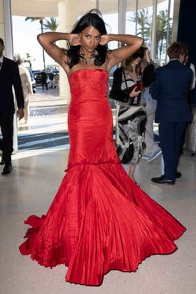 Cannes Simone Ashley Exits Martinez MP Cannes, France- May 14: Simone Ashley leaves the Martinez Hotel during 79th Festival of Cannes, on May 15, 2026 in Cannes, France. Photo by Marco Piovanotto ABACAPRESS:COM Cannes France  Copyright: xPiovanottoxMarco ABACAx