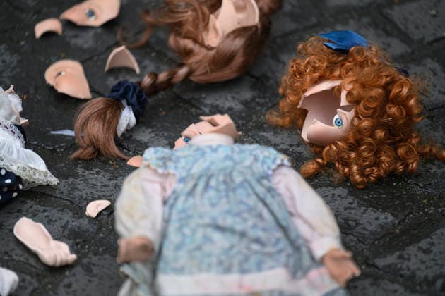 Eine zerbrochene Puppe visualisiert die Missbrauchsthematik in der Kirche auf dem Katholikentag in Wuerzburg (Foto vom 15.05.2026). Bis Sonntag werden beim 104. Deutschen Katholikentag unter dem biblischen Leitwort Hab Mut, steh auf! mehrere zehntausend Teilnehmende zu insgesamt 900 Veranstaltungen erwartet. Das Treffen soll angesichts von Krieg, Klimawandel, sozialer Spaltung sowie Vertrauenskrisen in Politik und Kirche dazu ermutigen, nach Wegen fuer die Zukunft zu suchen. (Siehe epd-Meldung vom 15.05.2026) EDITORIAL USE ONLY *** A broken doll visualizes the abuse issue in the church at the Katholikentag in Wuerzburg Photo from 15 05 2026 Several tens of thousands of participants are expected to attend a total of 900 events at the 104th Copyright: epd-bild DanielxPeter epd-Katholikentag_Wuerzburg151-kopieren