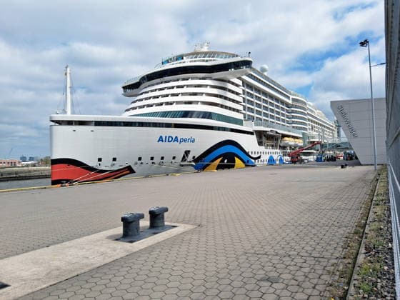 AIDAperla Fotoeindruecke bei einer 7 Taegigen Kreuzfahrt in die Fjorde von Norwegen von und nach Hamburg aus. AIDAperla in Hamburg am Anleger Steinwerder von aussen. AIDAperla Kreuzfahrtschiff *** AIDAperla photo impressions on a 7-day cruise to the fjords of Norway from and to Hamburg AIDAperla in Hamburg at the Steinwerder jetty from the outside AIDAperla cruise ship