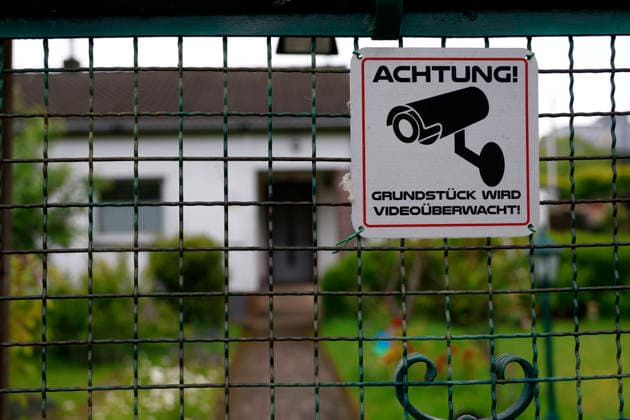 Düsseldorf, Deutschland, 13.05.2026 Hinweisschild zur Videoüberwachung eines Gründstücks in der Kleingartenanlage Buschermühle in Düsseldorf - Mörsenbroich