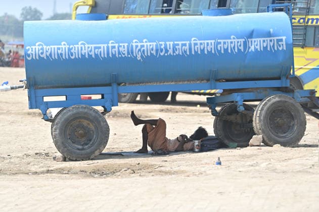 May 16, 2026, Prayagraj, Uttar Pradesh, India: Prayagraj: A Sadhu rest under a water tanker on a hot summer day, in Prayagraj on Saturday, May 16, 2026. Prayagraj India - ZUMAv115 20260516_zap_v115_023 Copyright: xPrabhatxKumarxVermax
