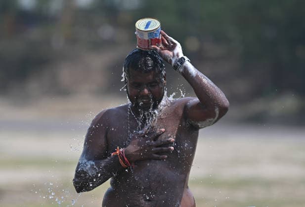 May 16, 2026, Prayagraj, Uttar Pradesh, India: Prayagraj: A man beat the heat on a hot summer day, in Prayagraj on Saturday, May 16, 2026. Prayagraj India - ZUMAv115 20260516_zap_v115_026 Copyright: xPrabhatxKumarxVermax