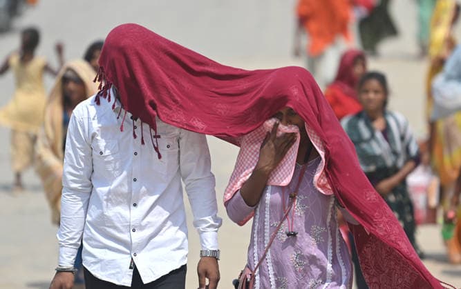 May 16, 2026, Prayagraj, Uttar Pradesh, India: Prayagraj: People cover themselves with clothe to being safe with heatwave on a hot summer day, in Prayagraj on Saturday, May 16, 2026. Prayagraj India - ZUMAv115 20260516_zap_v115_011 Copyright: xPrabhatxKumarxVermax