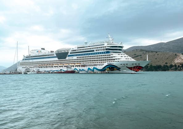 Kefalonia AIDAblu im Hafen von Kefalonia 08.05. 2026, v.l. Die AIDAblu im Hafen von Argostoli, der Hauptstadt der griechischen Insel Kefalonia. Das moderne Kreuzfahrtschiff liegt ruhig am Kai, *** Kefalonia AIDAblu in the port of Kefalonia 08 05 2026, v l The AIDAblu in the port of Argostoli, the capital of the Greek island of Kefalonia The modern cruise ship lies quietly on the quay, Copyright: xLakomskix Eibner-Pressefotox EP_dli