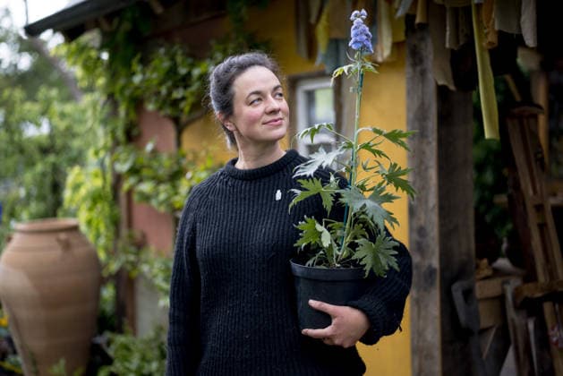 Chelsea Flower Show 15 05 2026 Gardener Frances Tophill pictured in The RHS and The King s Foundation Curious Garden at the RHS Chelsea Flower Show, in London.  Copyright: xJackxTaylorx NINTCHDBPICT001080984653