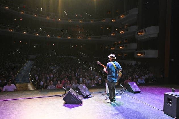 FORT LAUDERDALE FL - MAY 15: Jason Mraz performs during his Still Yours Tour at The Broward Center For The Performing Arts on May 15, 2026 in Fort Lauderdale, Florida. Copyright: xmpi04x