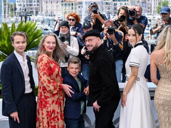IPA84746698 - Cannes, 79th Cannes Film Festival 2026, day 5 - photocall of Propeller One-Way Night Coach Pictured: Edouard Philipponnat, Jason Berger, Kelly B. Eviston, Clark Shotwell, John Travolta, Ella Bleu Travolta, Amy Laslett and Olga Hoffmann  Copyright: xAlbertoxTerenghix xPoolxPhotoxEventsx07x 84746698