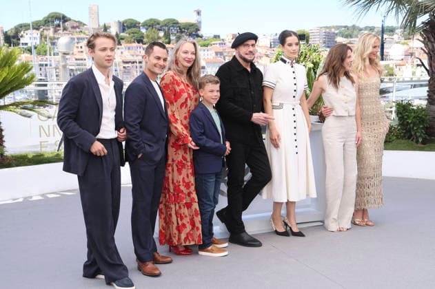 Edouard Philipponnat, Jason Berger, Kelly B. Eviston, Clark Shotwell, John Travolta, Ella Bleu Travolta, Amy Laslett und Olga Hoffmann beim Photocall zum Appe TV-Film Propeller One-Way Night Coach Nachtflug nach L.A. auf dem Festival de Cannes 2026 79. Internationale Filmfestspiele von Cannes am Palais des Festivals. Cannes, 16.05.2026