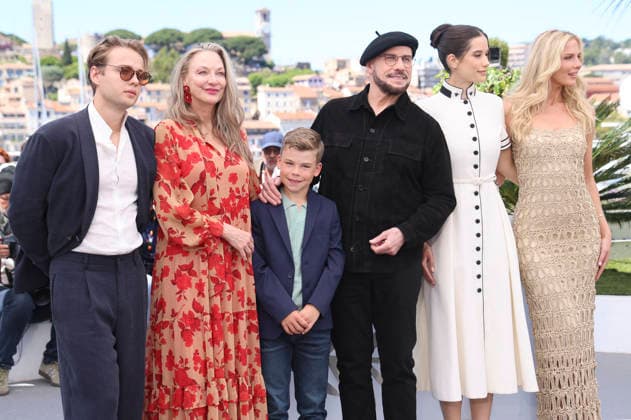 Edouard Philipponnat, Kelly B. Eviston, Clark Shotwell, John Travolta, Ella Bleu Travolta und Olga Hoffmann beim Photocall zum Appe TV-Film Propeller One-Way Night Coach Nachtflug nach L.A. auf dem Festival de Cannes 2026 79. Internationale Filmfestspiele von Cannes am Palais des Festivals. Cannes, 16.05.2026
