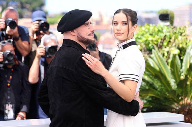 John Travolta mit Tochter Ella Bleu Travolta beim Photocall zum Appe TV-Film Propeller One-Way Night Coach Nachtflug nach L.A. auf dem Festival de Cannes 2026 79. Internationale Filmfestspiele von Cannes am Palais des Festivals. Cannes, 16.05.2026