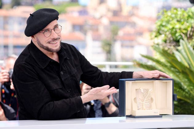 John Travolta mit der Goldenen Ehrenpalme für sein Lebenswerk beim Photocall zum Appe TV-Film Propeller One-Way Night Coach Nachtflug nach L.A. auf dem Festival de Cannes 2026 79. Internationale Filmfestspiele von Cannes am Palais des Festivals. Cannes, 16.05.2026