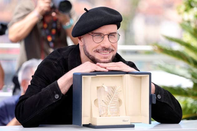 John Travolta mit der Goldenen Ehrenpalme für sein Lebenswerk beim Photocall zum Appe TV-Film Propeller One-Way Night Coach Nachtflug nach L.A. auf dem Festival de Cannes 2026 79. Internationale Filmfestspiele von Cannes am Palais des Festivals. Cannes, 16.05.2026