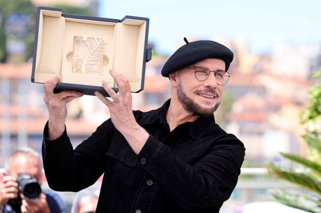 John Travolta mit der Goldenen Ehrenpalme für sein Lebenswerk beim Photocall zum Appe TV-Film Propeller One-Way Night Coach Nachtflug nach L.A. auf dem Festival de Cannes 2026 79. Internationale Filmfestspiele von Cannes am Palais des Festivals. Cannes, 16.05.2026