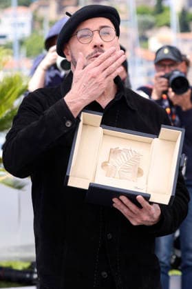 John Travolta mit der Goldenen Ehrenpalme für sein Lebenswerk beim Photocall zum Appe TV-Film Propeller One-Way Night Coach Nachtflug nach L.A. auf dem Festival de Cannes 2026 79. Internationale Filmfestspiele von Cannes am Palais des Festivals. Cannes, 16.05.2026
