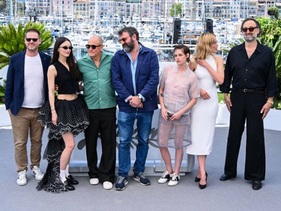 IPA84748981 - Cannes, 79th Cannes Film Festival 2026, day 5 - photocall of Full Phil Pictured: Tim Heidecker, Charlotte Le Bon, Woody Harrelson, Quentin Dupieux, Kristen Stewart, Emma Mackey and Eric Wareheim  Copyright: xAlbertoxTerenghix xPoolxPhotoxEventsx07x 84748981