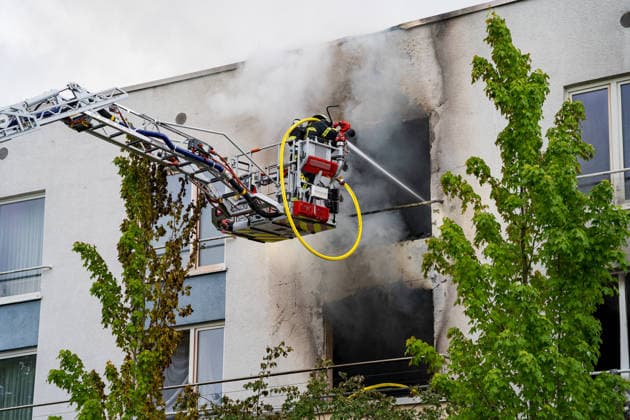 Explosion und Flammen im ehemaligen Hotel rund 230 Einsatzkräfte vor Ort Person orientierungslos im Gebäude gefunden Am 16.05.2026 brach um 10:22 Uhr ein Feuer im ehemaligen Allee-Hotel an der Europa-Allee in Bensheim aus. Das leerstehende Gebäude stand bei Eintreffen der Feuerwehr in Flammen das Feuer breitete sich auf das erste und zweite Obergeschoss sowie auf rückwärtige Gebäudeteile aus. Laut Feuerwehr ereignete sich während des Einsatzes mindestens eine Explosion im Inneren des Gebäudes. Im Einsatz waren rund 230 Kräfte eine Messeinheit aus Bürstadt überprüfte mögliche Schadstoffbelastungen in der Umgebung. Eine im Gebäude angetroffene Person war laut Landrat noch selbstständig mobil, jedoch orientierung