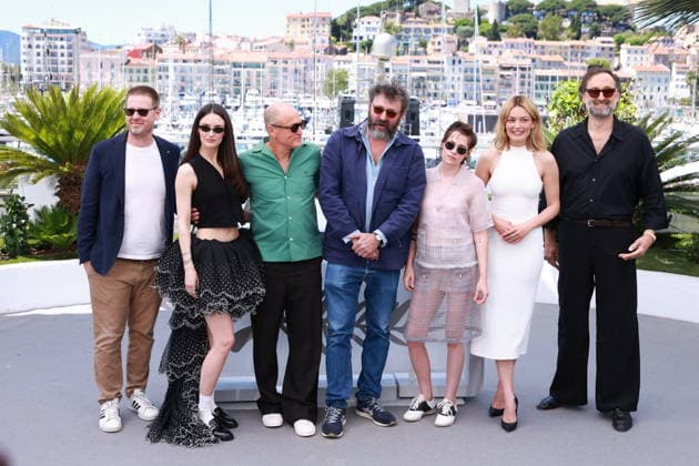 Cannes - Full Phil Photocall JD Tim Heidecker, Charlotte Le Bon, Woody Harrelson, Quentin Dupieux, Kristen Stewart and Emma Mackey attending the Full Phil photocall during the 79th annual Cannes Film Festival at Palais des Festivals on May 16, 2026 in Cannes, France. Photo by Jerome Domine ABACAPRESS.COM Cannes France  Copyright: xDominexJerome ABACAx