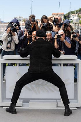 John Travolta poses with his Palme dOr dhonneur at the Propeller One Way Night Coach photocall at the 79th annual Cannes Film Festival at Palais des Festivals on May 16, 2026 in Cannes, France Jacovides Moreau bestimage Propeller One Way Night Coach photocall at the 79th annual Cannes Film Festival at Palais des Festivals on May 16, 2026 in Cannes, France Cannes France  Copyright: xJACOVIDES-MOREAUx xBESTIMAGExJACOVIDES-MOREAUx xBESTIMAGEx