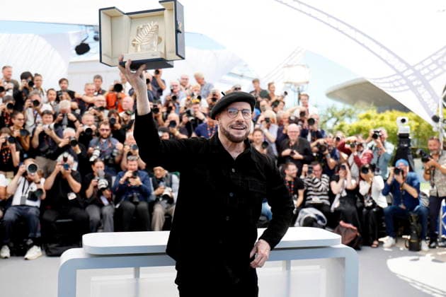 John Travolta poses with his Palme dOr dhonneur at the Propeller One Way Night Coach photocall at the 79th annual Cannes Film Festival at Palais des Festivals on May 16, 2026 in Cannes, France Jacovides Moreau bestimage Propeller One Way Night Coach photocall at the 79th annual Cannes Film Festival at Palais des Festivals on May 16, 2026 in Cannes, France Cannes France  Copyright: xJACOVIDES-MOREAUx xBESTIMAGExJACOVIDES-MOREAUx xBESTIMAGEx