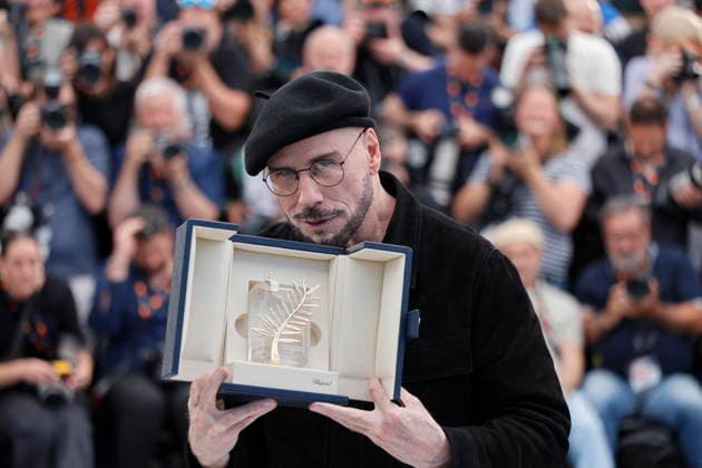 John Travolta poses with his Palme dOr dhonneur at the Propeller One Way Night Coach photocall at the 79th annual Cannes Film Festival at Palais des Festivals on May 16, 2026 in Cannes, France Jacovides Moreau bestimage Propeller One Way Night Coach photocall at the 79th annual Cannes Film Festival at Palais des Festivals on May 16, 2026 in Cannes, France Cannes France  Copyright: xJACOVIDES-MOREAUx xBESTIMAGExJACOVIDES-MOREAUx xBESTIMAGEx