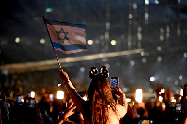VIENNA, AUSTRIA 20260516 A fan with an Israeli flag in the audience as Noam Bettan representing Israel with the entry Michelle performs during the final of the 70th Eurovision Song Contest (ESC) at the Wiener Stadthalle in Vienna, Austria, Saturday, May 16, 2026. WIEN AUSTRIA x10070x *** VIENNA, AUSTRIA 20260516 A fan with an Israeli flag in the audience as Noam Bettan representing Israel with the entry Michelle performs during the final of the 70th Eurovision Song Contest ESC at the Wiener Stadthalle in Vienna, Austria, Saturday, May 16, 2026 VIENNA AUSTRIA x10070x  Copyright: xJessicaxGow TTx EUROVISION 2026 FINAL 78UN1KkZHUg