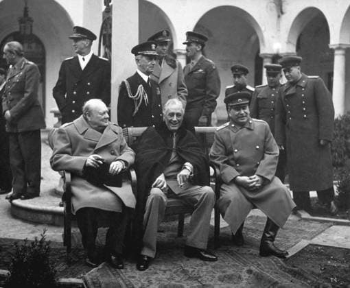 *Die großen Drei , Franklin D. Roosevelt mit Churchill und Stalin auf der Konferenz von Jalta am 9. Februar 1945. Verhandelt wurde die Aufteilung Deutschlands und Europas nach dem Sieg, der Krieg gegen Japan sowie organisatorische Fragen zu den Vereinten Nationen. Krim, Ukraine Franklin D. Roosevelt (30. 01. 1882, New York - 12. 04. 1945, Warm Springs, USA) war Mitglied der Demokratischen Partei der USA und der 32. Präsident der USA. Seine Präsidentschaft währte von 1933 bis 1945. Er gehört zu den bedeutendsten Präsidenten. In eine Amtszeit war er mit vielen Krisen konfrontiert. Innenpolitisch bedrohte die Weltwirtschaftskrise den Lebensstandard großer Teile der amerikanischen Bevölkerung. Er bekämpfte die Krise erfolgreich mit dem New De Copyright: imageBROKER HeinzxKrimmer ibljwp17713341.jpg