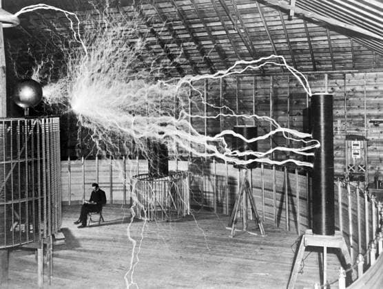 Nikola Tesla sitzt neben seinem Verstärkersender, der Millionen Volt erzeugten konnte. Mehrfachbelichtungsfoto, Dezember 1899, Colorado Springs, USA Nikola Tesla (10. 07. 1856 in Smiljan - 7. 01 1943 in New York City) war einer der großen Erfinder des 19. und des 20. Jahrhundert. Insbesondere seine Erfindungen im Bereich der Elektrotechnik waren und sind noch heute von großer Bedeutung. Das von ihm entwickelte Zweiphasenwechselstromsystem bestimmt bis heute die Art wie wir elektrische Energie übertragen. Im sogenannten Stromkrieg von1890 setzte sich damals George Westinghouse, der Teslas System favorisierte gegen das System von Thomas Edison durch. Seitdem bestimmte Teslas Technik den Aufbau von Stromnetzen in den USA und später weltweit. Copyright: imageBROKER HeinzxKrimmer ibljwp17713371.jpg