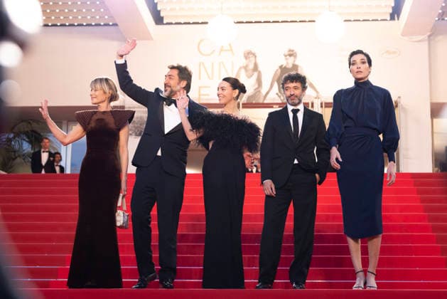 Marina Foïs, Javier Bardem, Victoria Luengo, Rodrigo Sorogoyen, Isabel Pena Descente des marches du film El Ser Querido lors du 79ème Festival International du Film de Cannes, le 16 mai 2026 Olivier Borde Bestimage People leaving the red carpet for The Beloved at the 79th Cannes International Film Festival on May 16, 2026 Cannes France  Copyright: xOLIVIERxBORDEx xBESTIMAGExOLIVIERxBORDEx xBESTIMAGEx