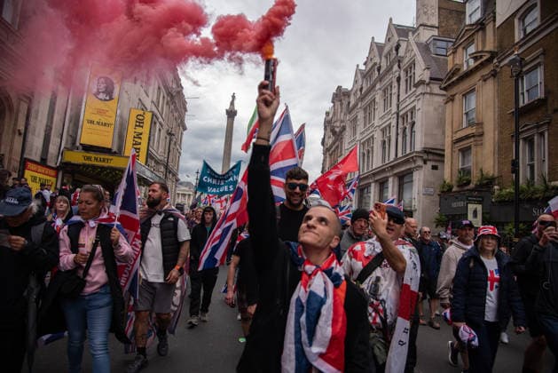 Unite the Kingdom March in London - 16 May 2026 A protestor holds a smoke flare during the Unite the Kingdom March. Tommy Robinson tried to use his protest to silence solidarity with Palestine and divide communities through racism and islamophobia, people stood together to defend the right to protest and to say clearly that the far right do not speak for the majority. London United Kingdom Copyright: xLoredanaxSangiulianox xSOPAxImagesx LSangiuliano-2414