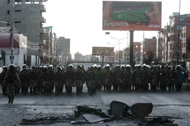 Protests against the Bolivian government over the economic and fuel crisis EL ALTO, BOLIVIA - 16 DE MAYO: Policías militares custodian una de las barricadas durante las protestas contra el gobierno del presidente Rodrigo Paz, en medio de una crisis económica y de combustible. En La Paz, Bolivia, el 16 de mayo de 2026. Jorge Mateo Romay Salinas Anadolu El Alto Bolivia. Editorial use only. Please get in touch for any other usage.  Copyright: x2026xAnadoluxJorgexMateoxRomayxSalinasx