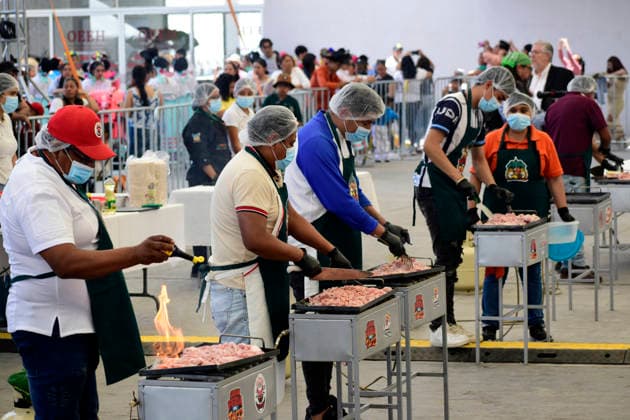 Taco vendors prepare tacos to set a new Guinness World Record for the largest taco display with 2,161 tacos during the Gran Feria del Taco Pachuca 2026. on May 16, 2026 in Pachuca, Mexico. Pachuca Mexico  - ZUMAe321 20260516_zia_e321_017 Copyright: xLuisxBarronx