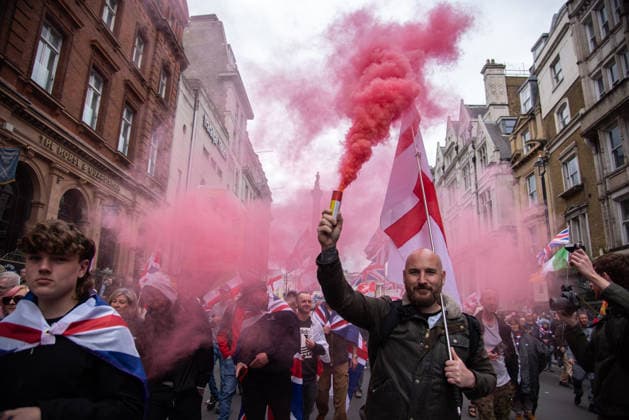 May 16, 2026, London, United Kingdom: A protestor holds a smoke flare during the Unite the Kingdom March. Tommy Robinson tried to use his protest to silence solidarity with Palestine and divide communities through racism and islamophobia, people stood together to defend the right to protest and to say clearly that the far right do not speak for the majority. London United Kingdom - ZUMAs197 20260516_aaa_s197_273 Copyright: xLoredanaxSangiulianox