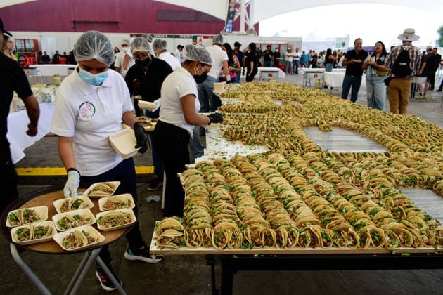 New Guinness World Record for the World s Largest Taco Display Taco vendors prepare tacos to set a new Guinness World Record for the largest taco display with 2,161 tacos during the Gran Feria del Taco Pachuca 2026. on May 16, 2026 in Pachuca, Mexico. Pachuca Hidalgo Mexico Copyright: xLuisxBarronx