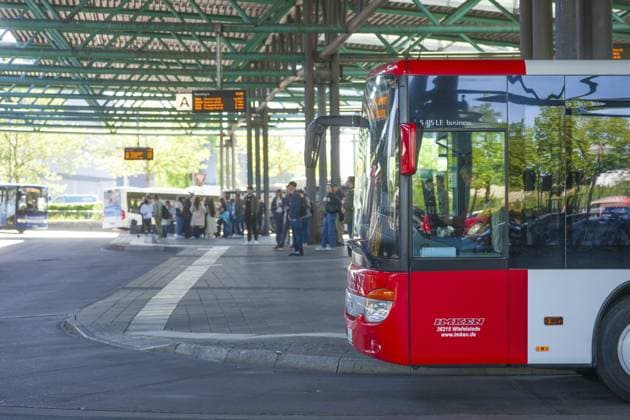 Busbahnhof ZOB mit Linienbus beim Hauptbahnhof, Oldenburg in Oldenburg, Niedersachsen, Deutschland Bus station ZOB with public bus at the main train station, Oldenburg in Oldenburg, Lower Saxony, Germany Copyright: imageBROKER TorstenxKrüger ibltok17728808.jpg