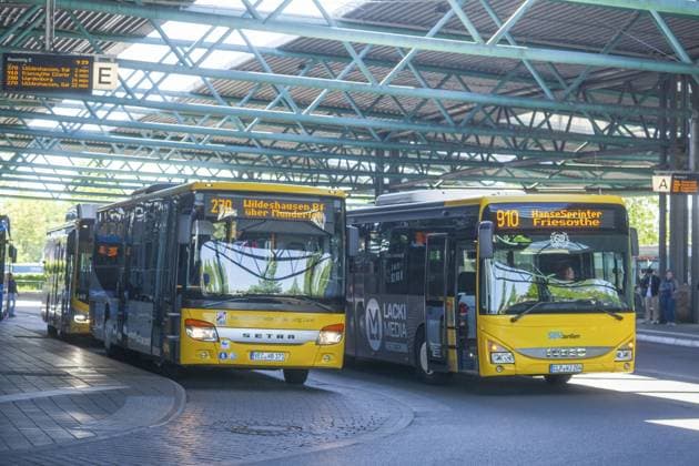 Busbahnhof ZOB mit Linienbussen beim Hauptbahnhof, Oldenburg in Oldenburg, Niedersachsen, Deutschland Bus station ZOB with public buses at the main train station, Oldenburg in Oldenburg, Lower Saxony, Germany Copyright: imageBROKER TorstenxKrüger ibltok17728814.jpg