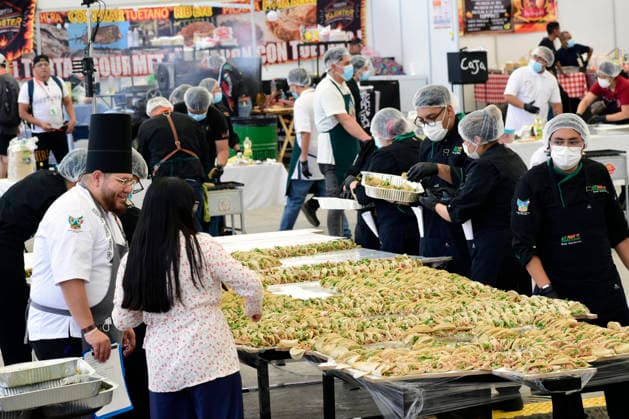 Taco vendors prepare tacos to set a new Guinness World Record for the largest taco display with 2,161 tacos during the Gran Feria del Taco Pachuca 2026. on May 16, 2026 in Pachuca, Mexico. Pachuca Mexico  - ZUMAe321 20260516_zia_e321_024 Copyright: xLuisxBarronx