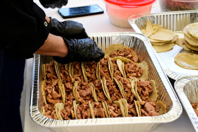 A Taquero prepares tacos to set a new Guinness World Record for the largest taco display with 2,161 tacos during the Gran Feria del Taco Pachuca 2026. on May 16, 2026 in Pachuca, Mexico. Pachuca Mexico  - ZUMAe321 20260516_zia_e321_028 Copyright: xLuisxBarronx