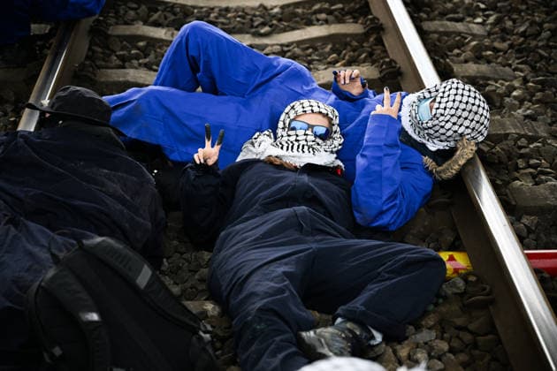 Pro-Palestine Rail Protest Near Rotterdam Port Ends In Arrests Protesters block a freight railway route near the Port of Rotterdam during a pro-Palestine demonstration in Rotterdam, Netherlands, on May 16, 2026. Police intervene as demonstrators occupy the tracks, and several arrests are made during the protest. Rotterdam Netherlands  Copyright: xMounebxTaimx originalFilename: nassar-notitle260516_npxPx.jpg