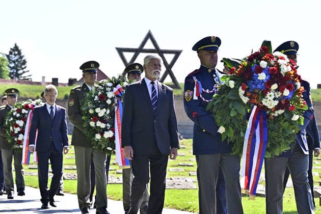 News Bilder des Tages Commemorative gathering on victims of Nazi persecution on the occasion of the 81st anniversary of liberation took place at the Terezin Memorial, in Terezin, Czech Republic, on May 17, 2026. Czech President Petr Pavel, middle, comes to lay a wreath. (CTKxPhoto OndrejxHajek) CTKPhotoP2026051702393  CTKPhotoP2026051702393