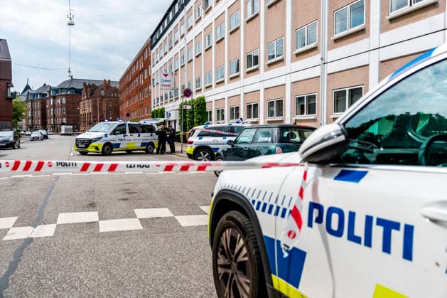 News Bilder des Tages DENMARK Police have fired shots at a man with a knife near Forum The police have fired shots at a man with a knife near Forum in Copenhagen, Sunday, May 17, 2026. In connection with a report about a man with a knife around Forum, a police patrol fired shots at the man with the knife. The man was hit in the leg and has been taken to the hospital for treatment. (Photo: Steven Knap Scanpix 2026) , Copenhagen Denmark *** DENMARK Police have fired shots at a man with a knife near Forum The police have fired shots at a man with a knife near Forum in Copenhagen, Sunday, May 17, 2026 In connection with a report about a man with a knife around Forum, a police patrol fired shots at the man with the knife The man was hit in the leg and has been take  Copyright: StevenxKnap StevenxKnapx spdk20260517-120344-L