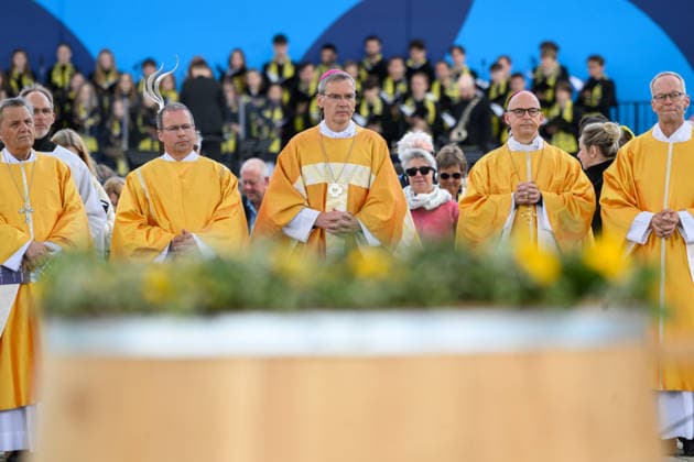News Bilder des Tages Mit einem Schlussgottesdienst ging am Sonntag (17.05.2026) auf dem Residenzplatz der 104. Deutsche Katholikentag in Wuerzburg zu Ende. (Foto v.l.: Mario Kardinal Grech, Generalsekretaer der Bischofssynode; Diakon Manfred Mueller (Müller); Bischof Heiner Wilmer, Vorsitzende der katholischen Deutschen Bischofskonferenz (DBK); Wuerzburger Bischof Franz Jung; Burkhard Hose, Hochschulpfarrer und Vorstand von OutInChurch) Zehntausende Teilnehmerinnen und Teilnehmer haben das Christentreffen seit Mittwochabend besucht. Neben innerkirchlichen Themen wie dem Missbrauchsskandal wurde das Laientreffen von Debatten zu weltweiten Kriegen, zum Klimawandel und zur Rolle der Kirche gepraegt. (Siehe epd-Meldung vom 17.05.2026) EDITORIAL USE ONLY *** The 1 Copyright: epd-bild DanielxPeter epd-Katholikentag_Wuerzburg212-kopieren