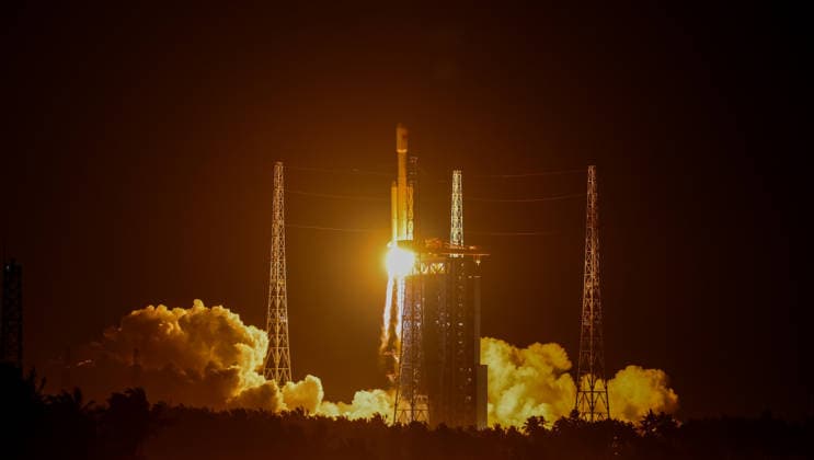 News Bilder des Tages (260517) -- WENCHANG, May 17, 2026 -- A Long March-8 carrier rocket carrying a new satellite group blasts off from the Hainan commercial spacecraft launch site in Wenchang, south China s Hainan Province, May 17, 2026. The rocket lifted off at 10:42 p.m. (Beijing Time) from the Hainan commercial spacecraft launch site. The satellite group, which is the ninth batch that will constitute the Spacesail Constellation, entered into the preset orbit successfully. ) (EyesOnSci) CHINA-HAINAN-WENCHANG-SATELLITE GROUP-LAUNCH (CN) YangxGuanyu 