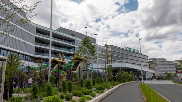 Reportage 17.05.2026 Die Firmenzentrale der Schaeffler AG am Gründungsstandort Herzogenaurach beim Familentag 2026 Tausende Firmenangehörige und deren Familien auf dem Betriebsgelände, Das neugebaute Nordtor Herzogenaurach Bayern Deutschland *** Report 17 05 2026 The company headquarters of Schaeffler AG at the founding location Herzogenaurach at the Family Day 2026 Thousands of company employees and their families on the company premises, The newly built north gate Herzogenaurach Bavaria Germany