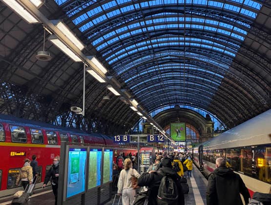 Reisende auf dem Bahnsteig am Hauptbahnhof Frankfurt am Main, Deutschland. Frankfurt am Main Deutschland *** Passengers on the platform at Frankfurt am Main Central Station, Germany Frankfurt am Main Germany Copyright: xThomasxKoehlerx