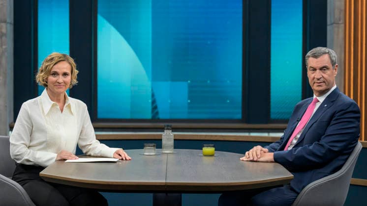 im Bild v.l.: Caren Miosga, Markus Söder, Ministerpräsident Bayern, CSU, GER, Berlin, Studio, zu Gast bei - Caren Miosga, Polittalk, TV, Format, Aufzeichnung, aufgezeichnet, Das Erste, aus Adlershof - am Studio 20, Thema: Kriegt die Regierung die Kurve, Herr Söder? 17.05.2026, *** in the picture from l Caren Miosga, Markus Söder, Prime Minister Bavaria, CSU, GER, Berlin, Studio, guest of Caren Miosga, Polittalk, TV, format, recording, Das Erste, recorded, from Adlershof at Studio 20, topic Copyright: HMBxMedia UwexKoch