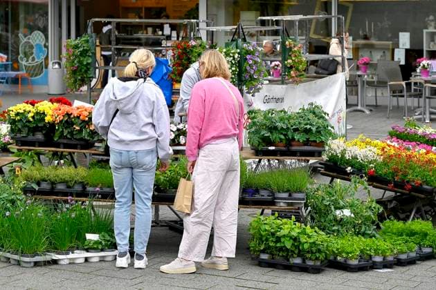 Verkaufsoffener Sonntag in der FuZo von Witten ** NUR FÜR REDAKTIONELLE ZWECKE ** EDITORIAL USE ONLY **<p>Ein verkaufsoffener Sonntag findet statt am 017.05.2026 in der Fußgängerzone Bahnhofstraße von Witten. -- Deutschland NRW Witten Copyright: JürgenxTheobald *** Sunday open for business in the pedestrian zone of Witten FOR EDITORIAL PURPOSES ONLY EDITORIAL USE ONLY p A Sunday open for business will take place on 017 05 2026 in the pedestrian zone Bahnhofstraße of Witten Germany NRW Witten Copyright JürgenxTheobald Copyright: JürgenxTheobald doc85w22lo85h32yjjj20pi ,EDITORIAL USE ONLY