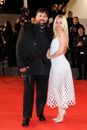 Artus et sa compagne Kim Higelin Montée des marches du film Jim Queen lors du 79ème Festival International du Film de Cannes le 18 mai 2026 Moreau Jacovides Bestimage The red carpet for the film Jim Queen at the 79th Cannes International Film Festival on 18 May 2026 Cannes France  Copyright: xJACOVIDES-MOREAUx xBESTIMAGExJACOVIDES-MOREAUx xBESTIMAGEx